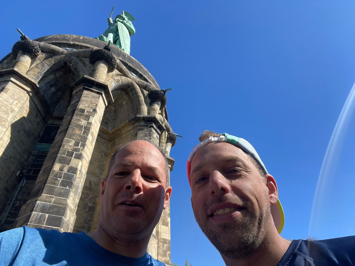 Zwei Volksbank-Mitarbeiter beim Hermannslauf 2025