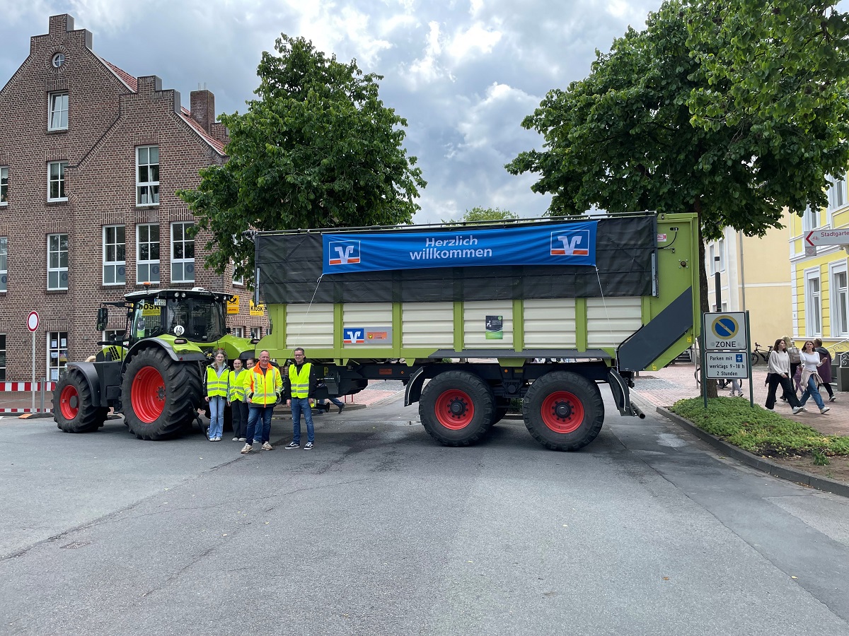 Stadtfest Rees - Sicherheitsabsperrung mit unserem Traktor und einem Anhänger